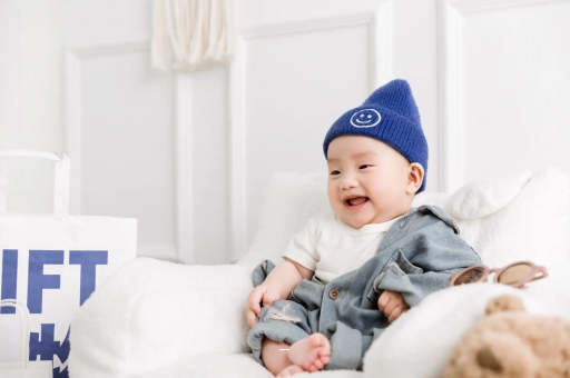 明港五个月宝宝拇指内扣